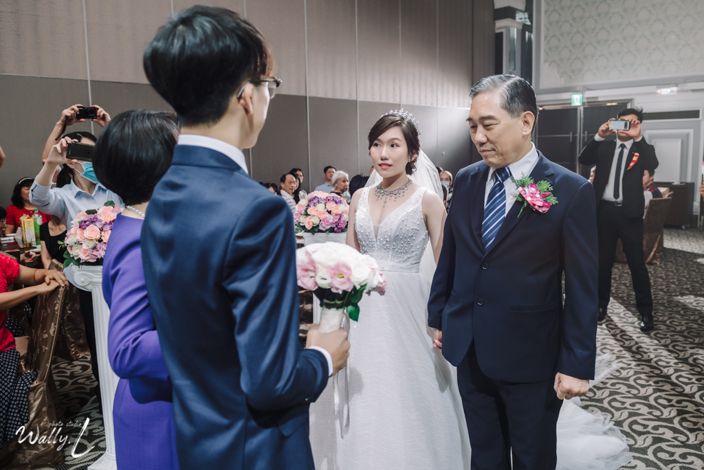2020121613345525 ｜婚禮紀錄｜高雄婚攝｜屏東婚攝｜南部婚攝｜類婚紗｜純午宴｜交付儀式｜二進敲杯｜抽捧花｜屏東維多莉亞婚宴會館｜