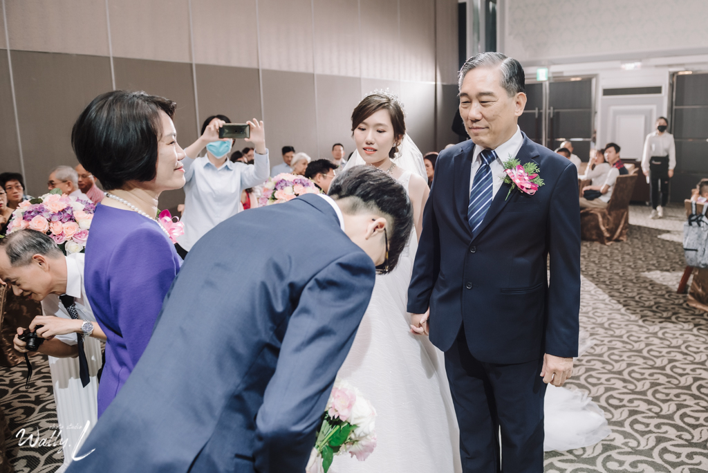 202012161513419 ｜婚禮紀錄｜高雄婚攝｜屏東婚攝｜南部婚攝｜類婚紗｜純午宴｜交付儀式｜二進敲杯｜抽捧花｜屏東維多莉亞婚宴會館｜