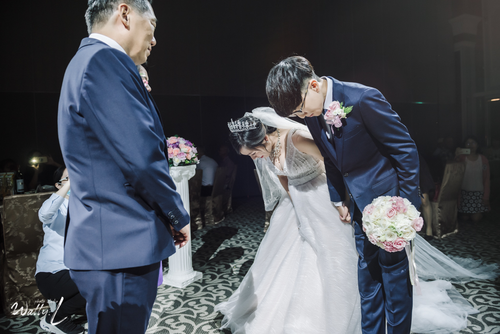 2020121615153940 ｜婚禮紀錄｜高雄婚攝｜屏東婚攝｜南部婚攝｜類婚紗｜純午宴｜交付儀式｜二進敲杯｜抽捧花｜屏東維多莉亞婚宴會館｜