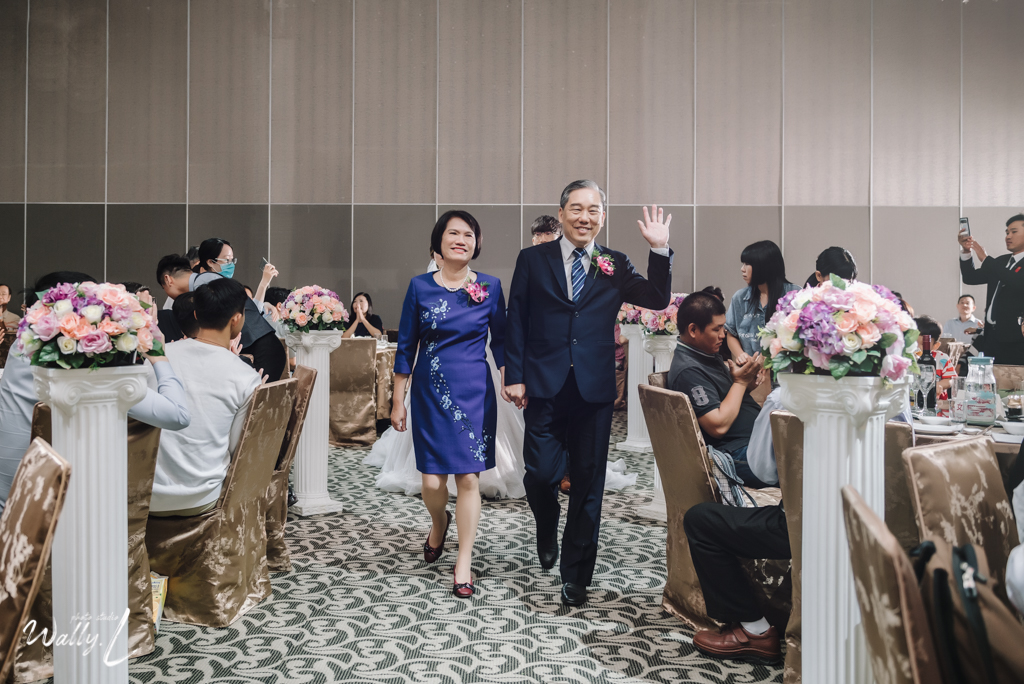 202012161515537 ｜婚禮紀錄｜高雄婚攝｜屏東婚攝｜南部婚攝｜類婚紗｜純午宴｜交付儀式｜二進敲杯｜抽捧花｜屏東維多莉亞婚宴會館｜