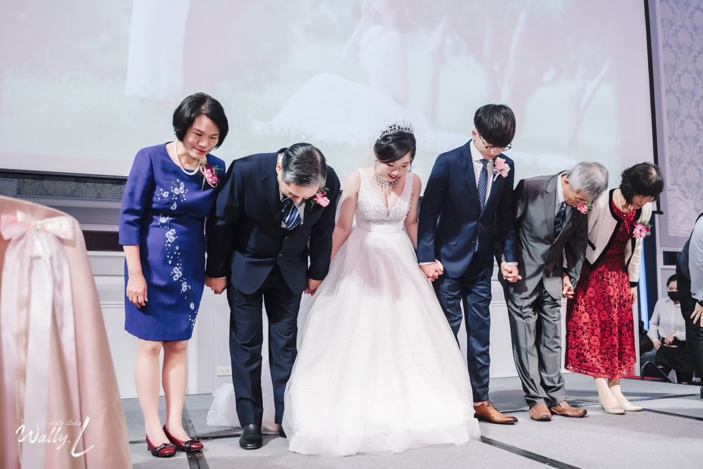 2020121615195573 ｜婚禮紀錄｜高雄婚攝｜屏東婚攝｜南部婚攝｜類婚紗｜純午宴｜交付儀式｜二進敲杯｜抽捧花｜屏東維多莉亞婚宴會館｜