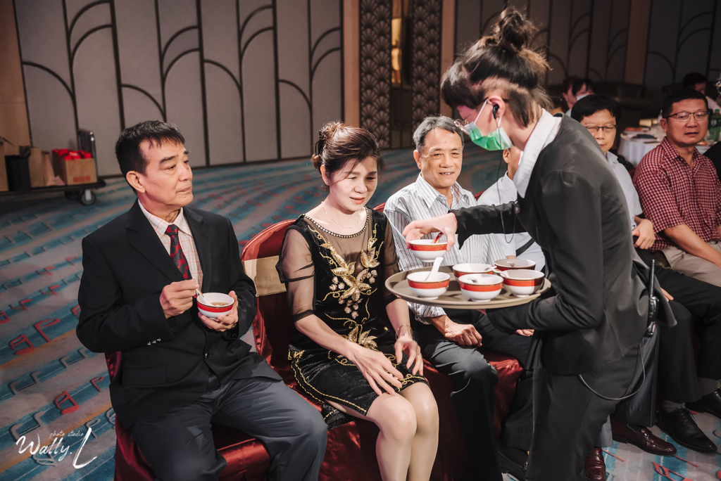202106210438048 婚禮紀錄｜高雄婚攝｜南部婚攝｜訂婚儀式｜類婚紗｜漢來大飯店巨蛋會館｜