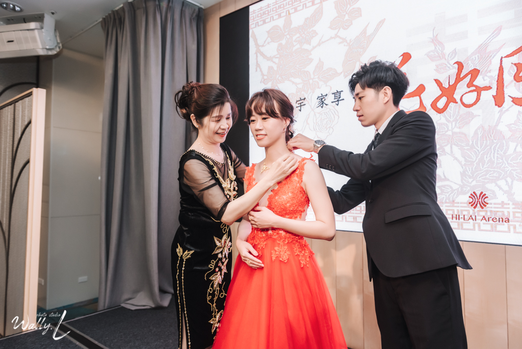 202106210442387 婚禮紀錄｜高雄婚攝｜南部婚攝｜訂婚儀式｜類婚紗｜漢來大飯店巨蛋會館｜