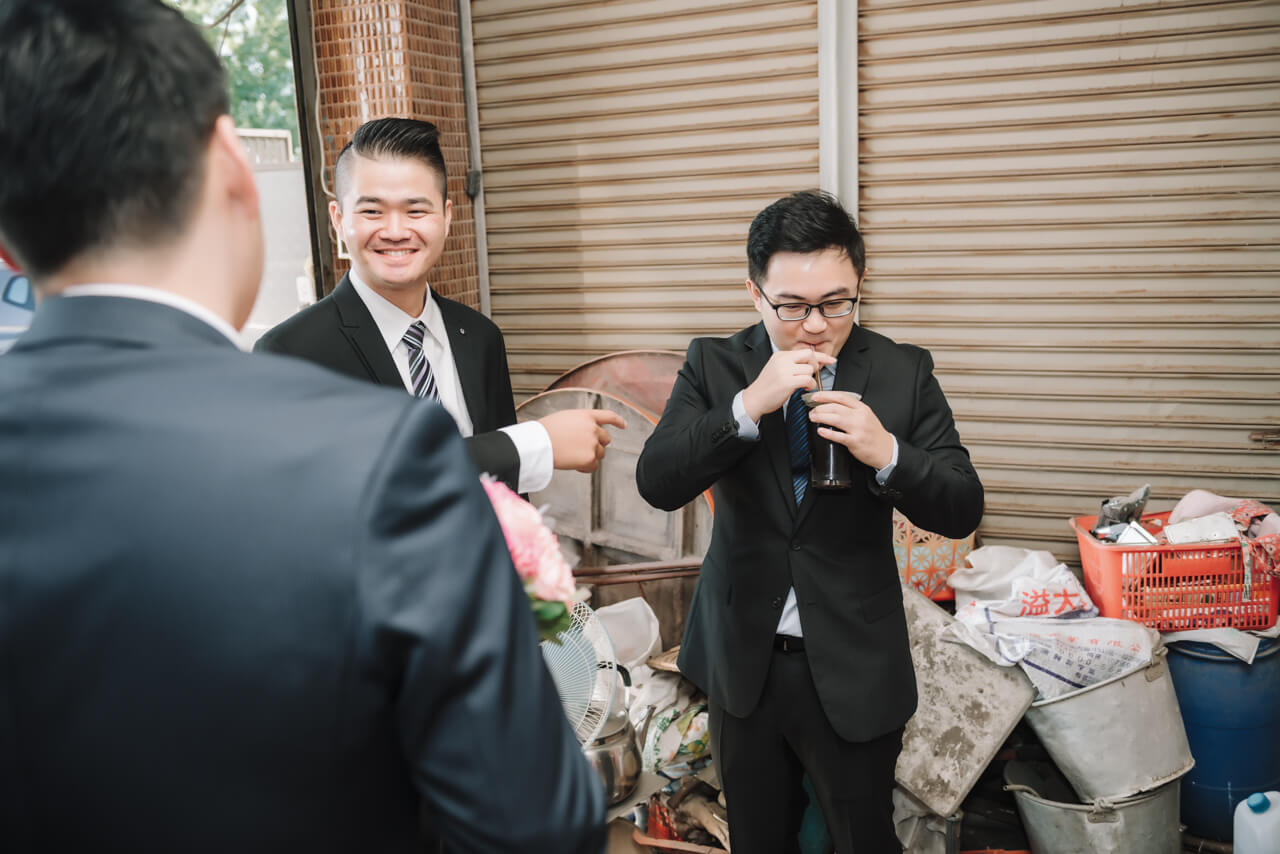 2fb18adacb0ca39f1e89f35a68defbad1 婚禮紀錄｜高雄婚攝｜迎娶＋午宴｜類婚紗｜岡山高中禮堂宴客