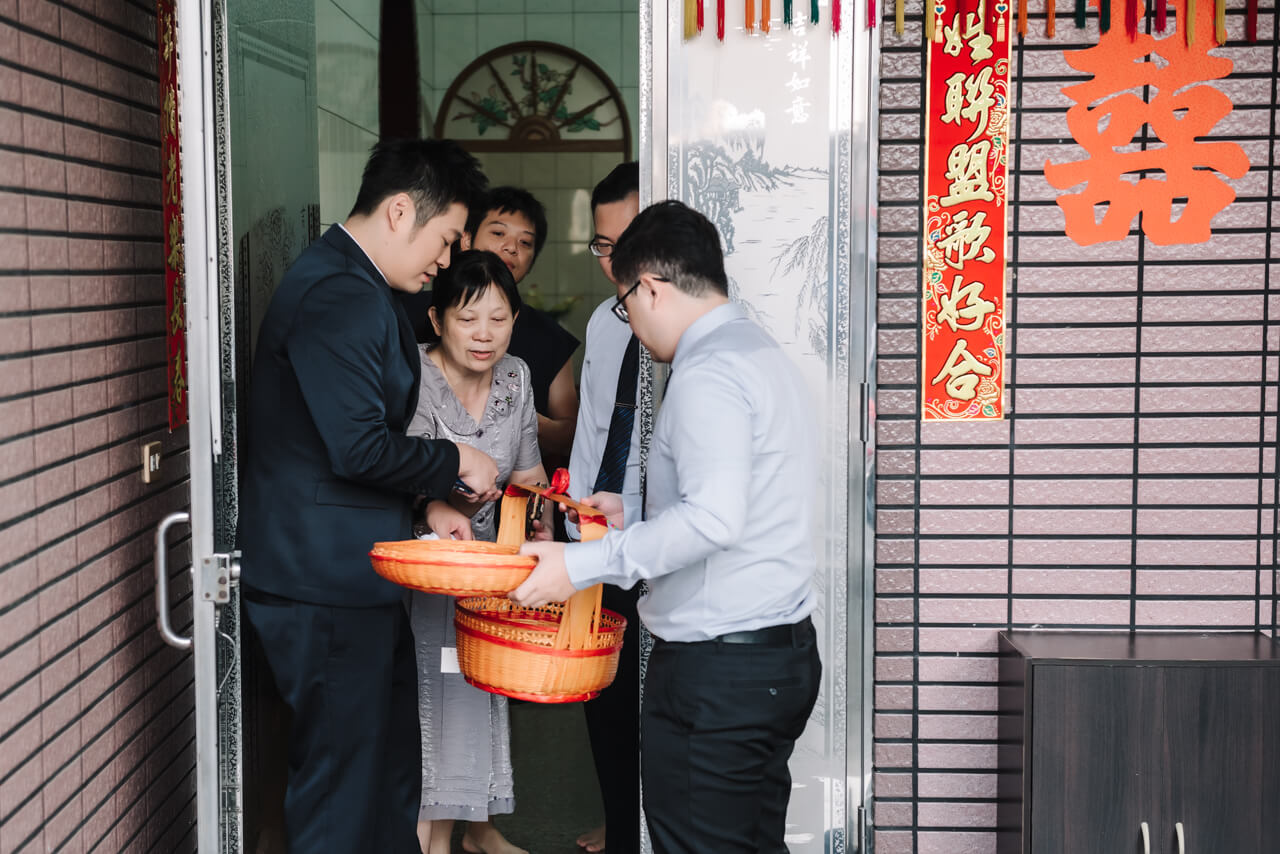 946a90b2a91f6fb82bb38387cca66ad11 婚禮紀錄｜高雄婚攝｜迎娶＋午宴｜類婚紗｜岡山高中禮堂宴客