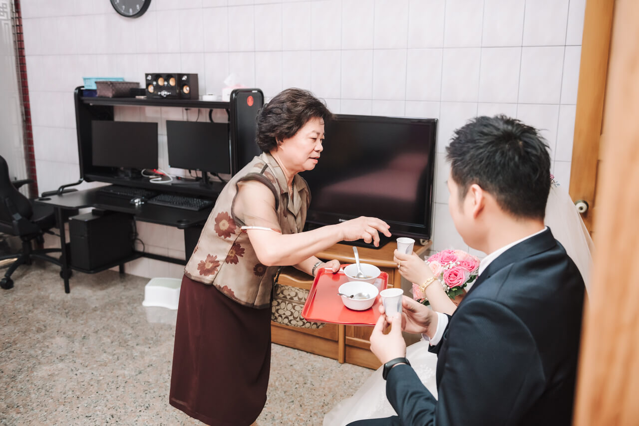97324a6443cd249a48e283de4d59f4f1 婚禮紀錄｜高雄婚攝｜迎娶＋午宴｜類婚紗｜岡山高中禮堂宴客