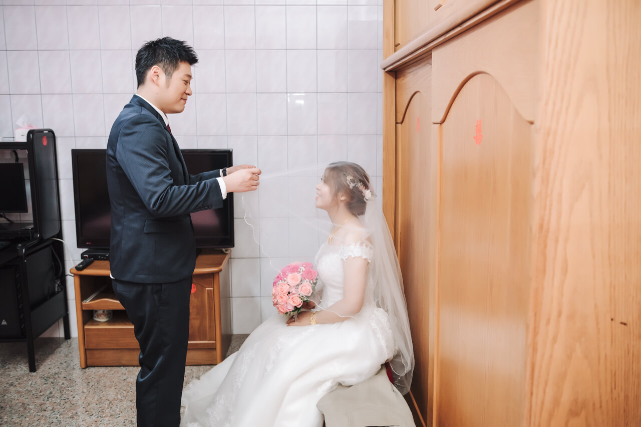 9f673b84d58b61dcd8a5f586593fe35a 婚禮紀錄｜高雄婚攝｜迎娶＋午宴｜類婚紗｜岡山高中禮堂宴客