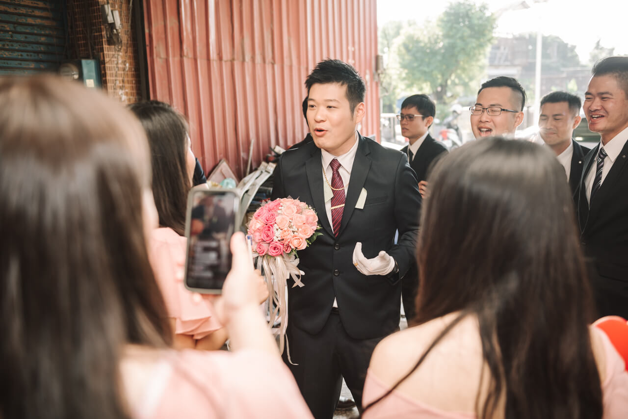 a745bbf4b81621ef3612138f76135256 婚禮紀錄｜高雄婚攝｜迎娶＋午宴｜類婚紗｜岡山高中禮堂宴客