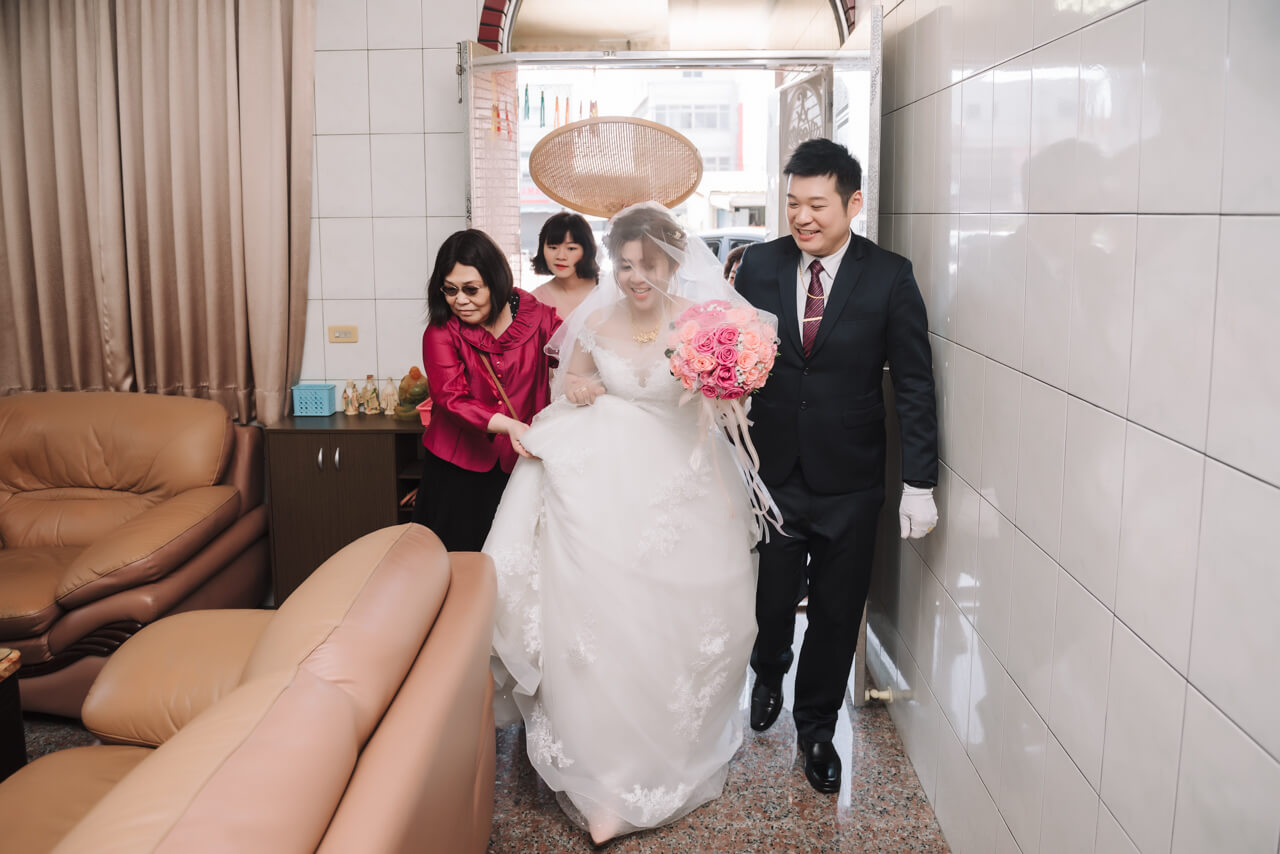 ad7a4aee2f05d81df5fda3323b259f7c 婚禮紀錄｜高雄婚攝｜迎娶＋午宴｜類婚紗｜岡山高中禮堂宴客