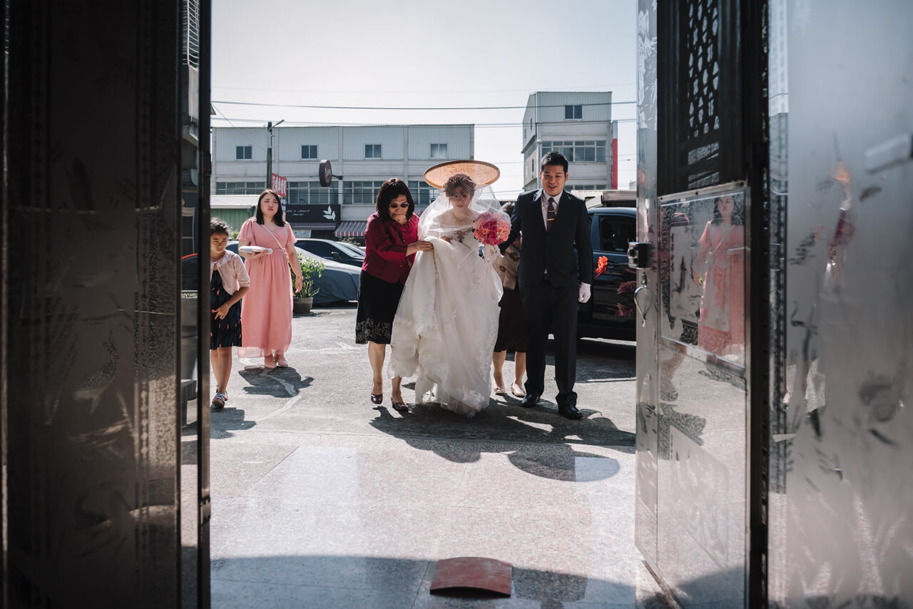 b61d2b74bc4098833ee53664837a6456 婚禮紀錄｜高雄婚攝｜迎娶＋午宴｜類婚紗｜岡山高中禮堂宴客