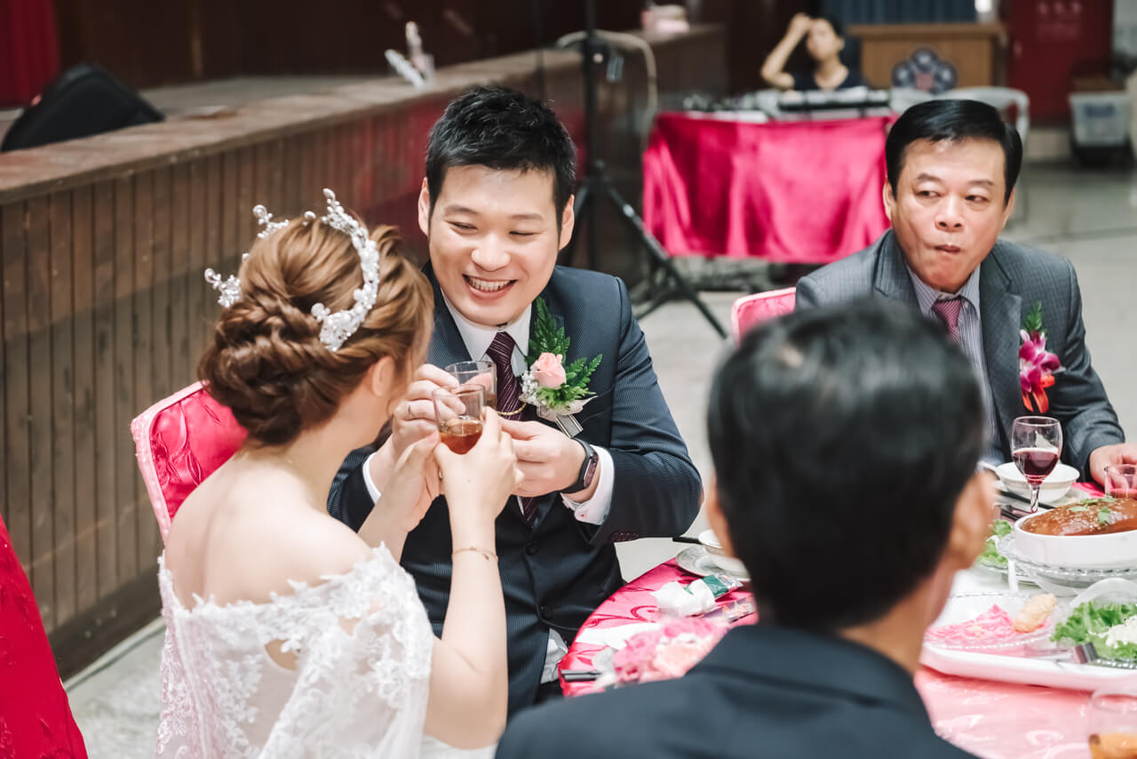 bad14fbd70fa47711f5c95750b016201 婚禮紀錄｜高雄婚攝｜迎娶＋午宴｜類婚紗｜岡山高中禮堂宴客