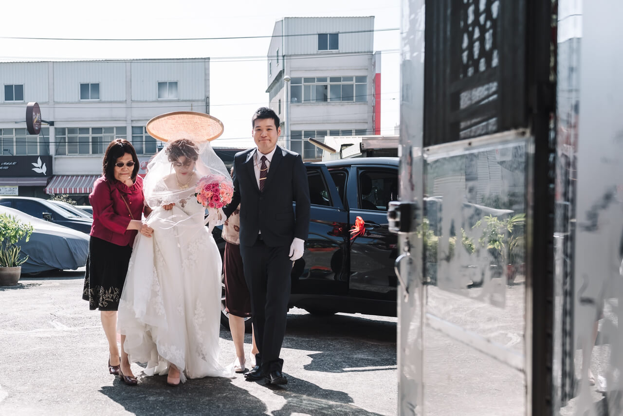 bda3b90c0e150032470b7417665a74d8 婚禮紀錄｜高雄婚攝｜迎娶＋午宴｜類婚紗｜岡山高中禮堂宴客