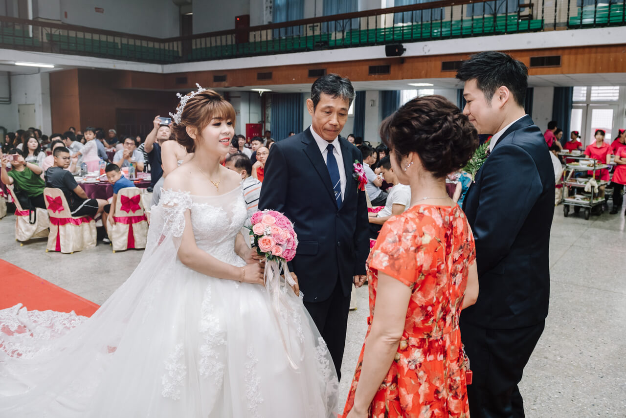 c31aef8250d692ead36c1174583dfb27 婚禮紀錄｜高雄婚攝｜迎娶＋午宴｜類婚紗｜岡山高中禮堂宴客