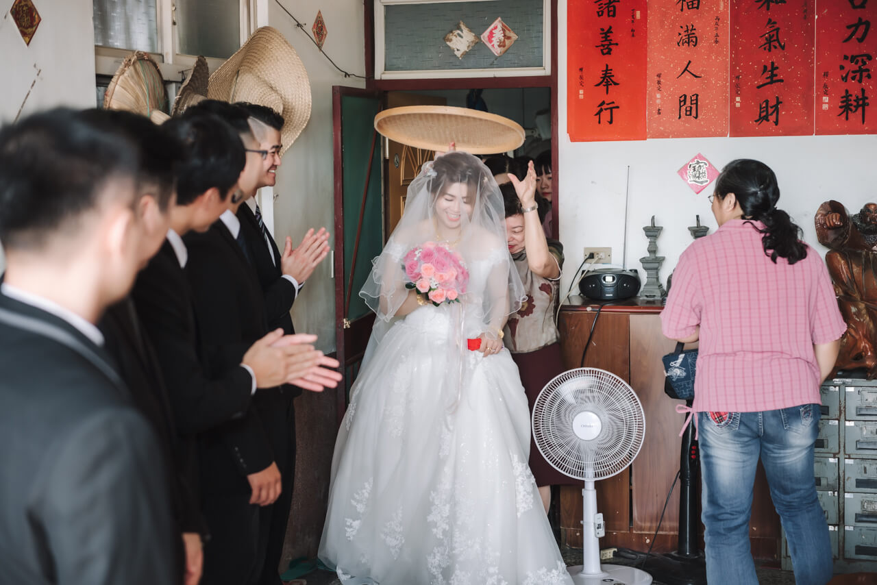 cbbd810007311371a63ef62fe75d01f2 婚禮紀錄｜高雄婚攝｜迎娶＋午宴｜類婚紗｜岡山高中禮堂宴客