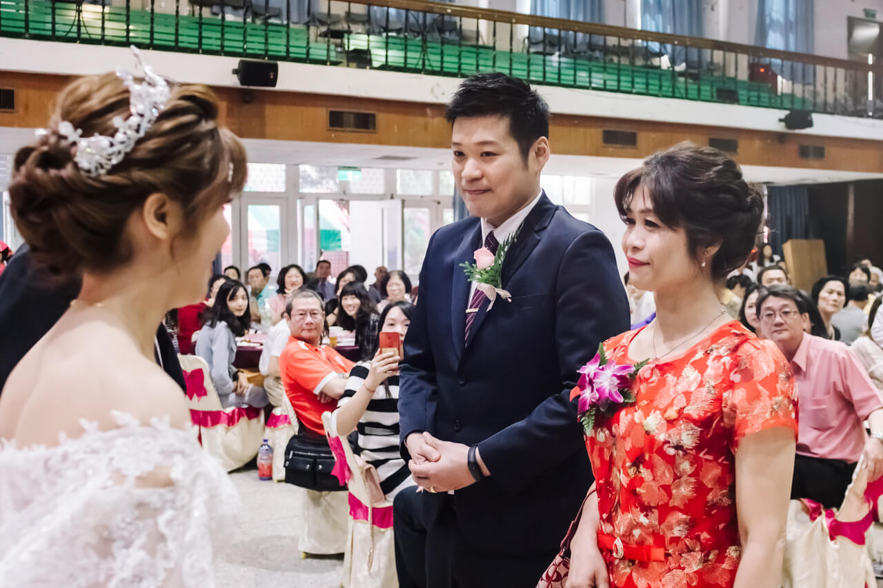 cf84aabbb410a18e9b44904d2d5b574e 婚禮紀錄｜高雄婚攝｜迎娶＋午宴｜類婚紗｜岡山高中禮堂宴客