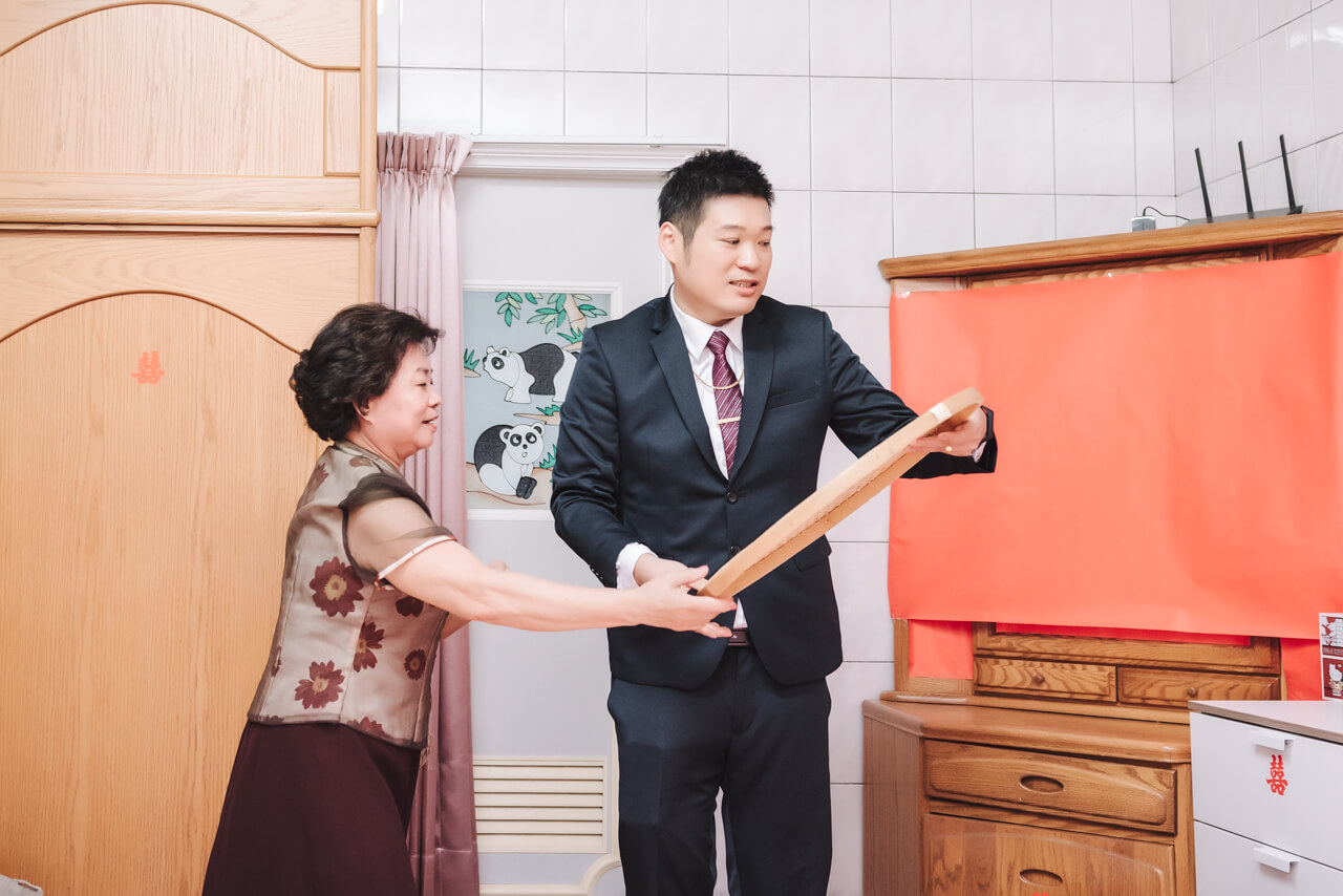 d57ee6e4fe0eb4ad0f3ee60924e8f2dc 婚禮紀錄｜高雄婚攝｜迎娶＋午宴｜類婚紗｜岡山高中禮堂宴客