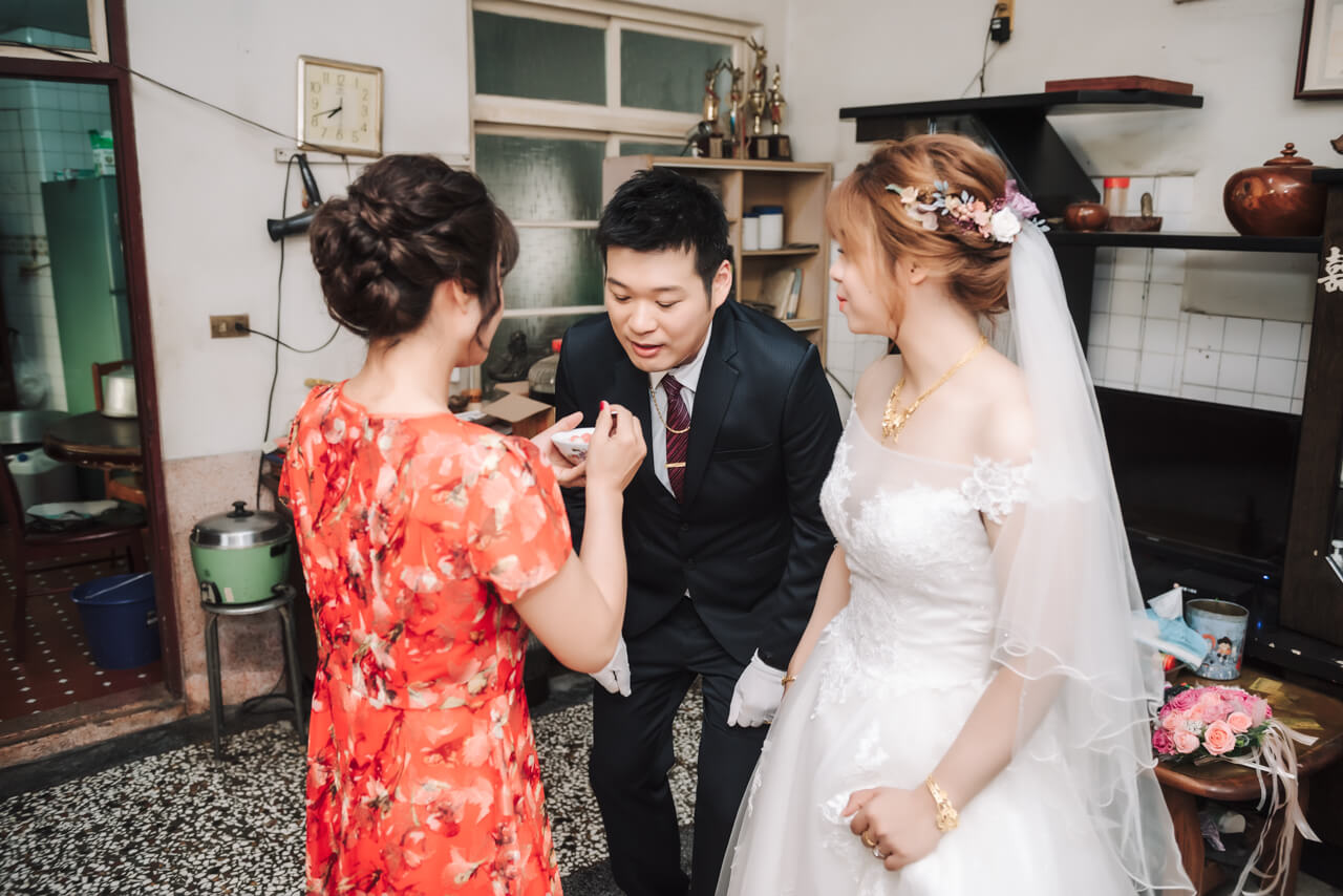 efeacadc538b52180637f3d5a650650e 婚禮紀錄｜高雄婚攝｜迎娶＋午宴｜類婚紗｜岡山高中禮堂宴客