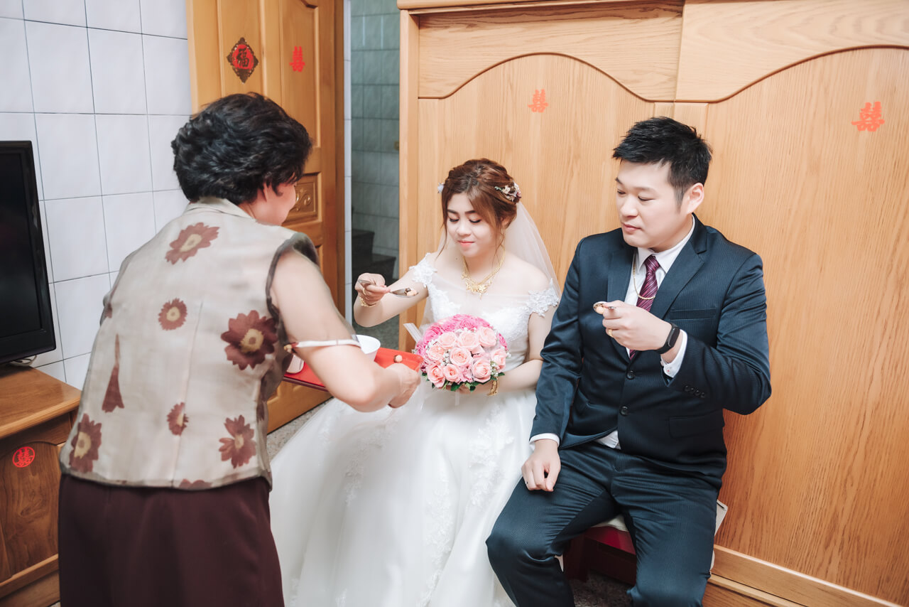 f0f6630758b2af548eee6ff5f247f47f 婚禮紀錄｜高雄婚攝｜迎娶＋午宴｜類婚紗｜岡山高中禮堂宴客
