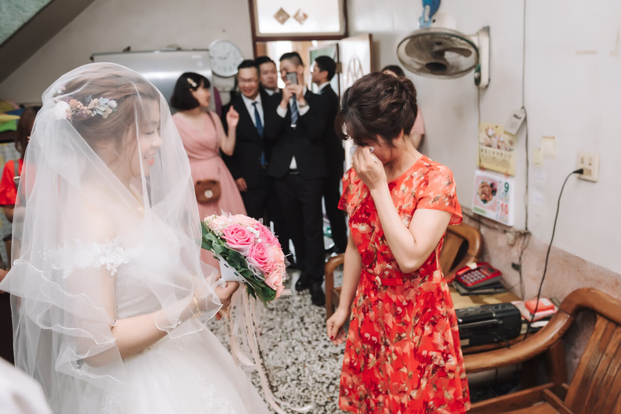 f8e36fe1dfa08a61e2205a0d395fc78b 婚禮紀錄｜高雄婚攝｜迎娶＋午宴｜類婚紗｜岡山高中禮堂宴客
