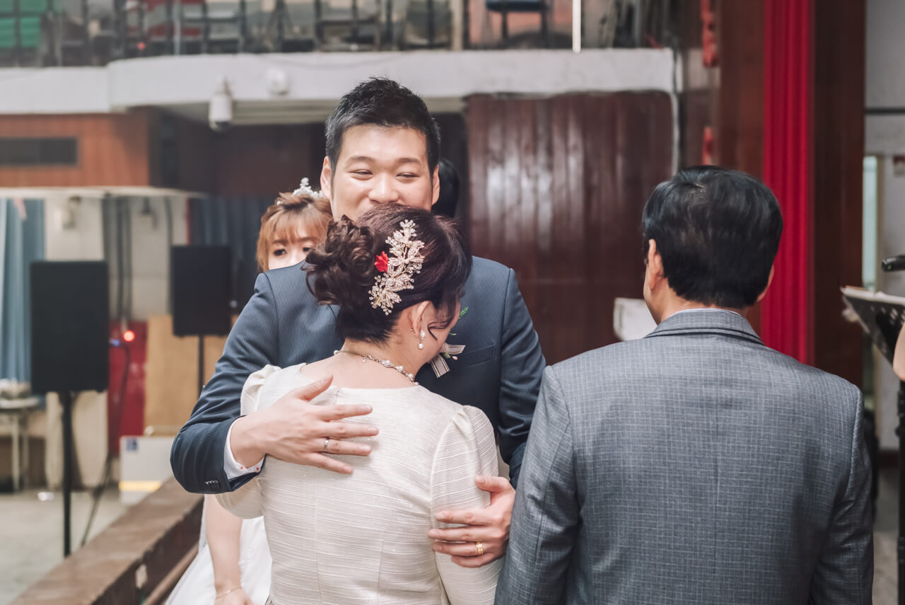 fe280030326085bd177fa71294a36bdc 婚禮紀錄｜高雄婚攝｜迎娶＋午宴｜類婚紗｜岡山高中禮堂宴客